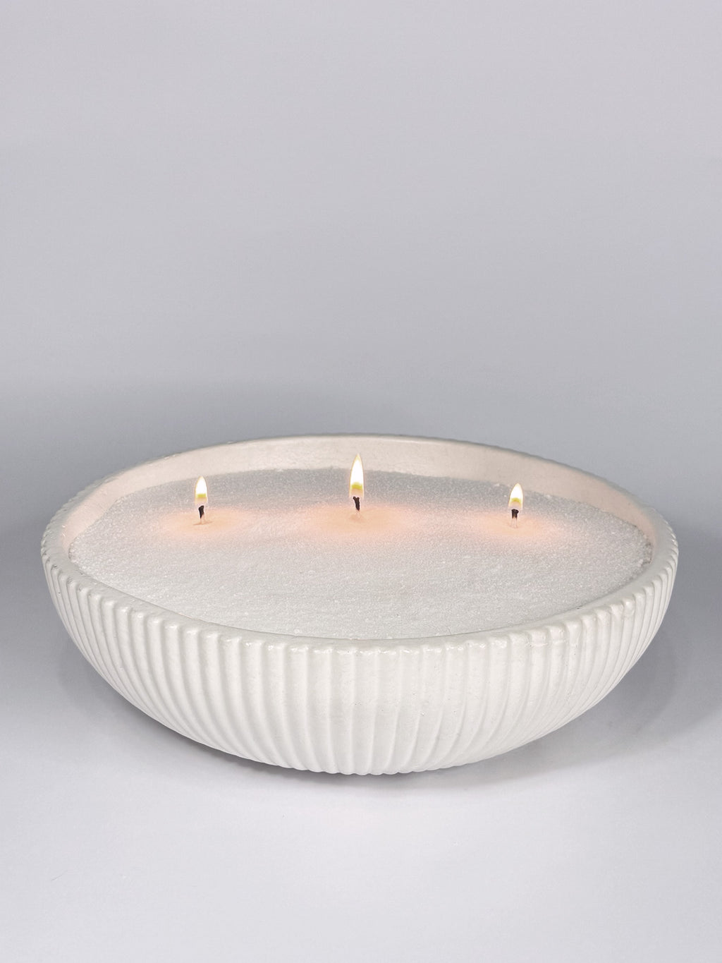 Bowl redondo grande de concreto con diseño geométrico