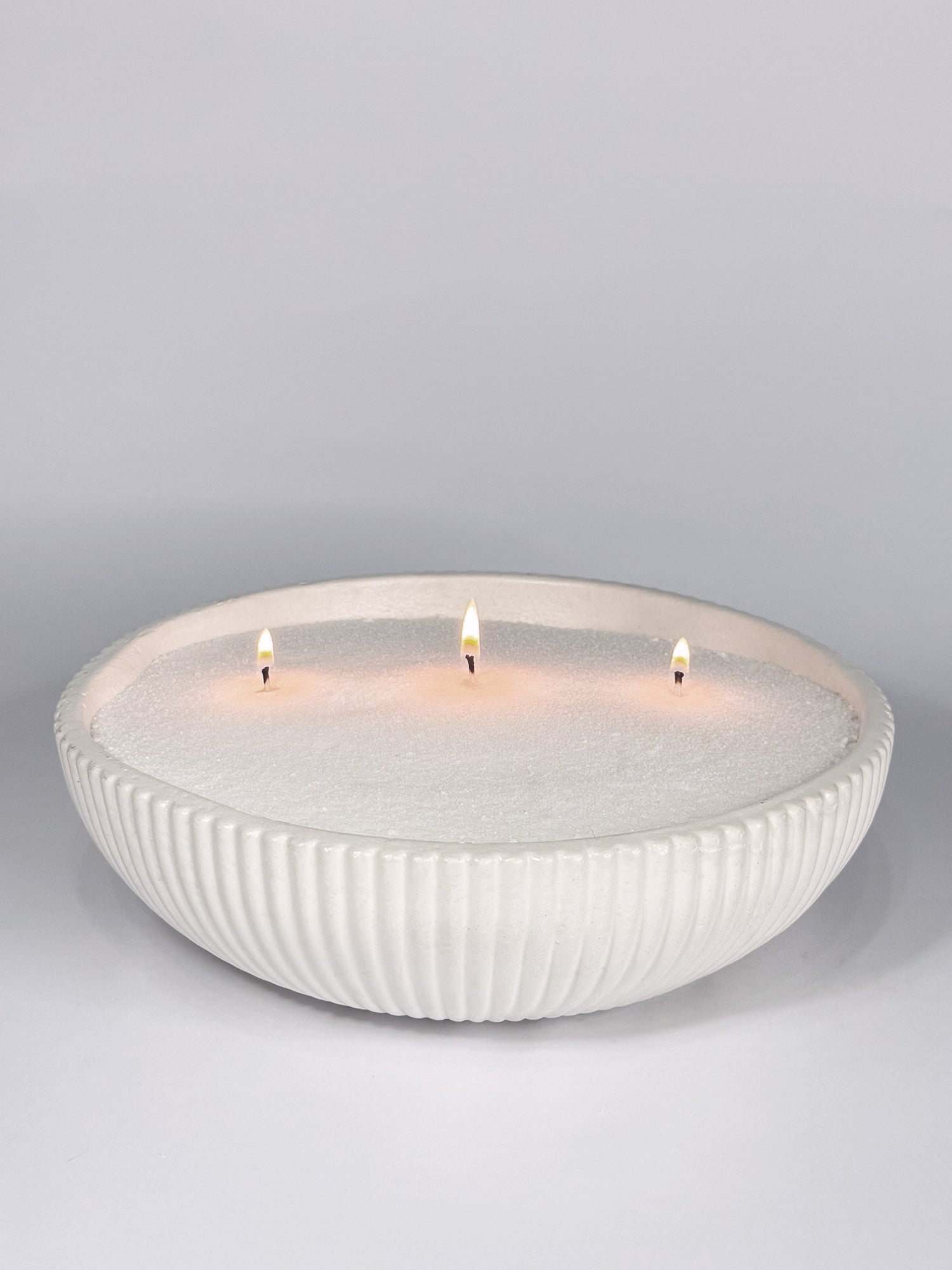 Bowl redondo grande de concreto con diseño geométrico