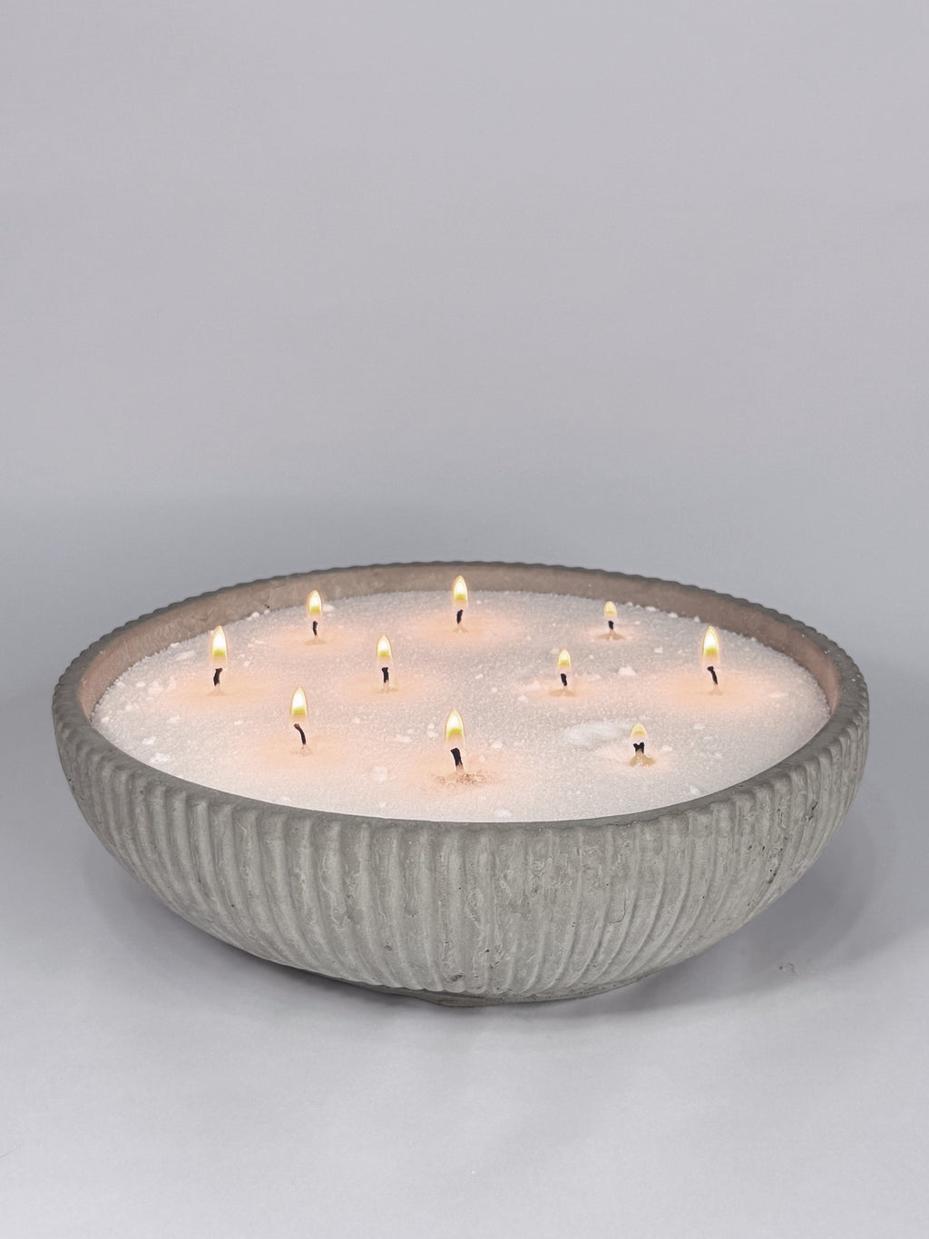 Bowl redondo grande de concreto con diseño geométrico