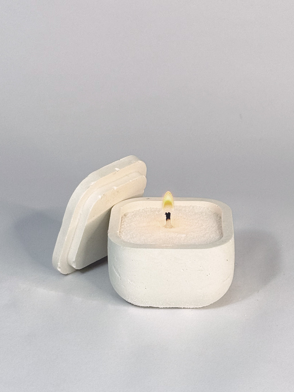 Recipiente pequeño cuadrado liso con tapa