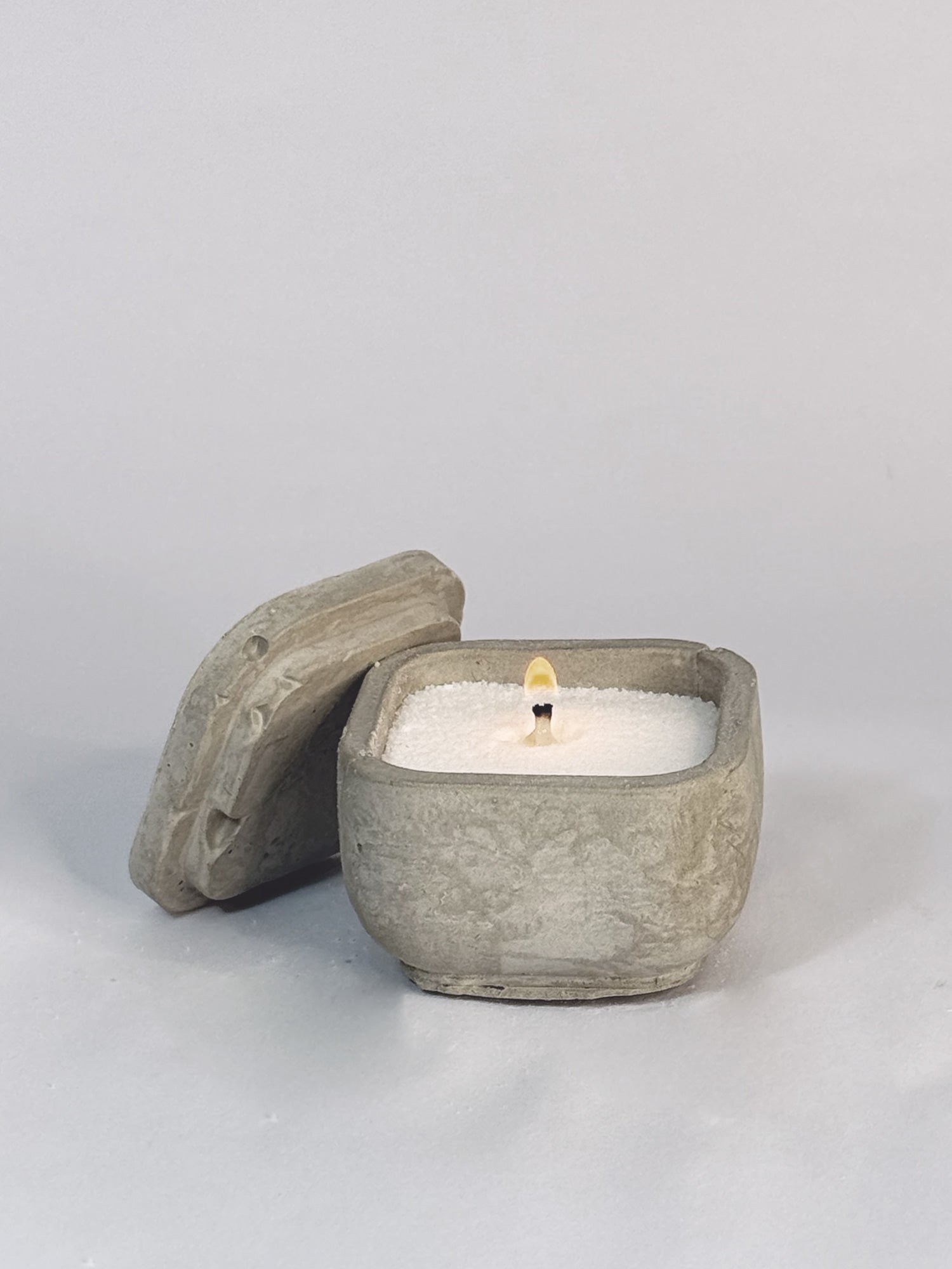 Recipiente pequeño cuadrado liso con tapa