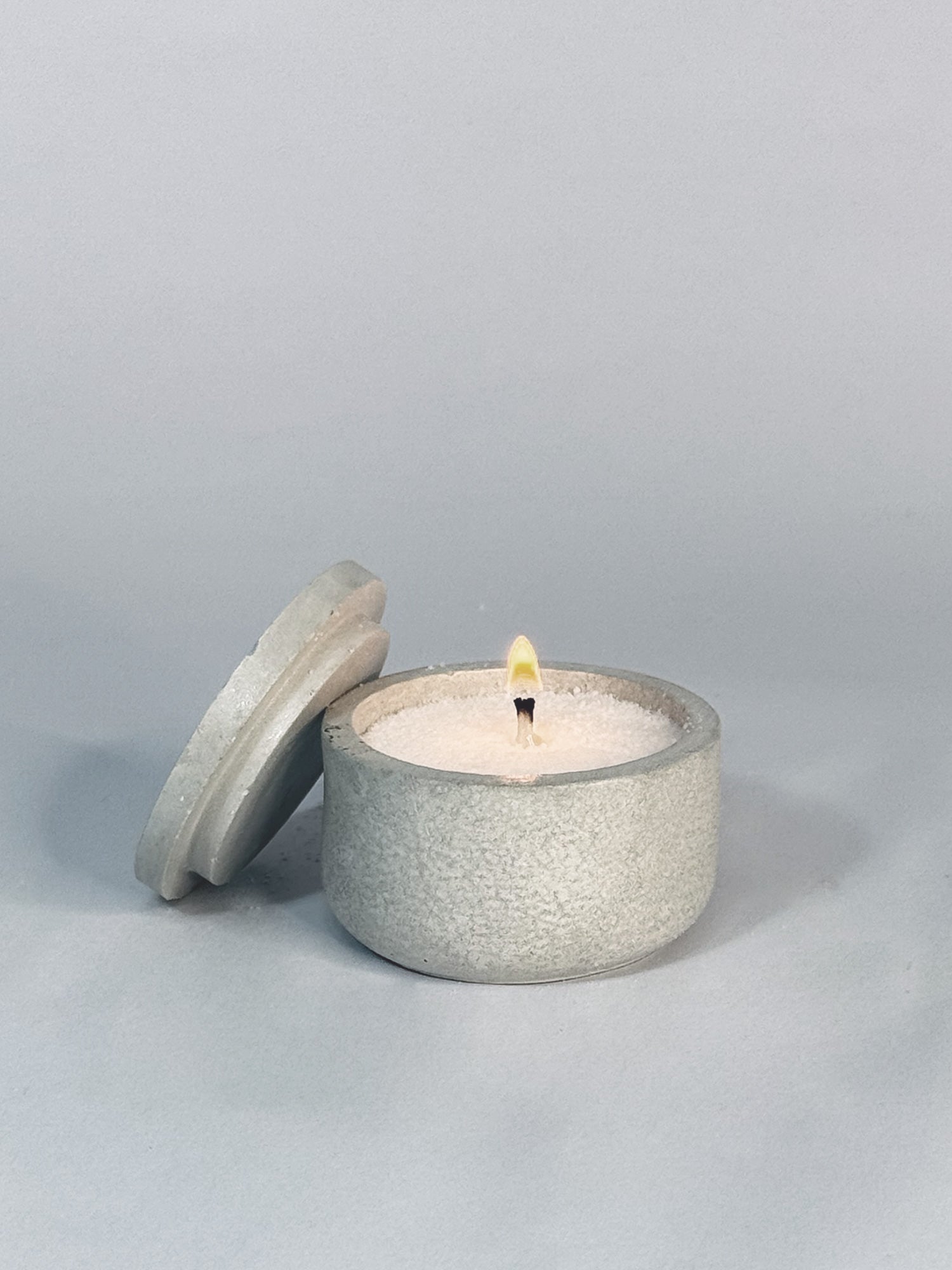 Recipiente pequeño redondo liso con tapa