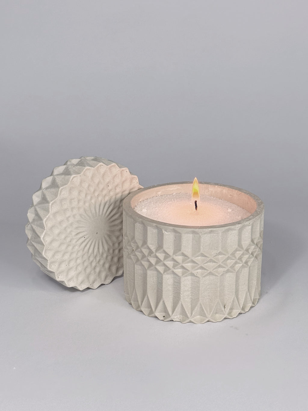 Recipiente mediano redondo con textura geométrica con tapa