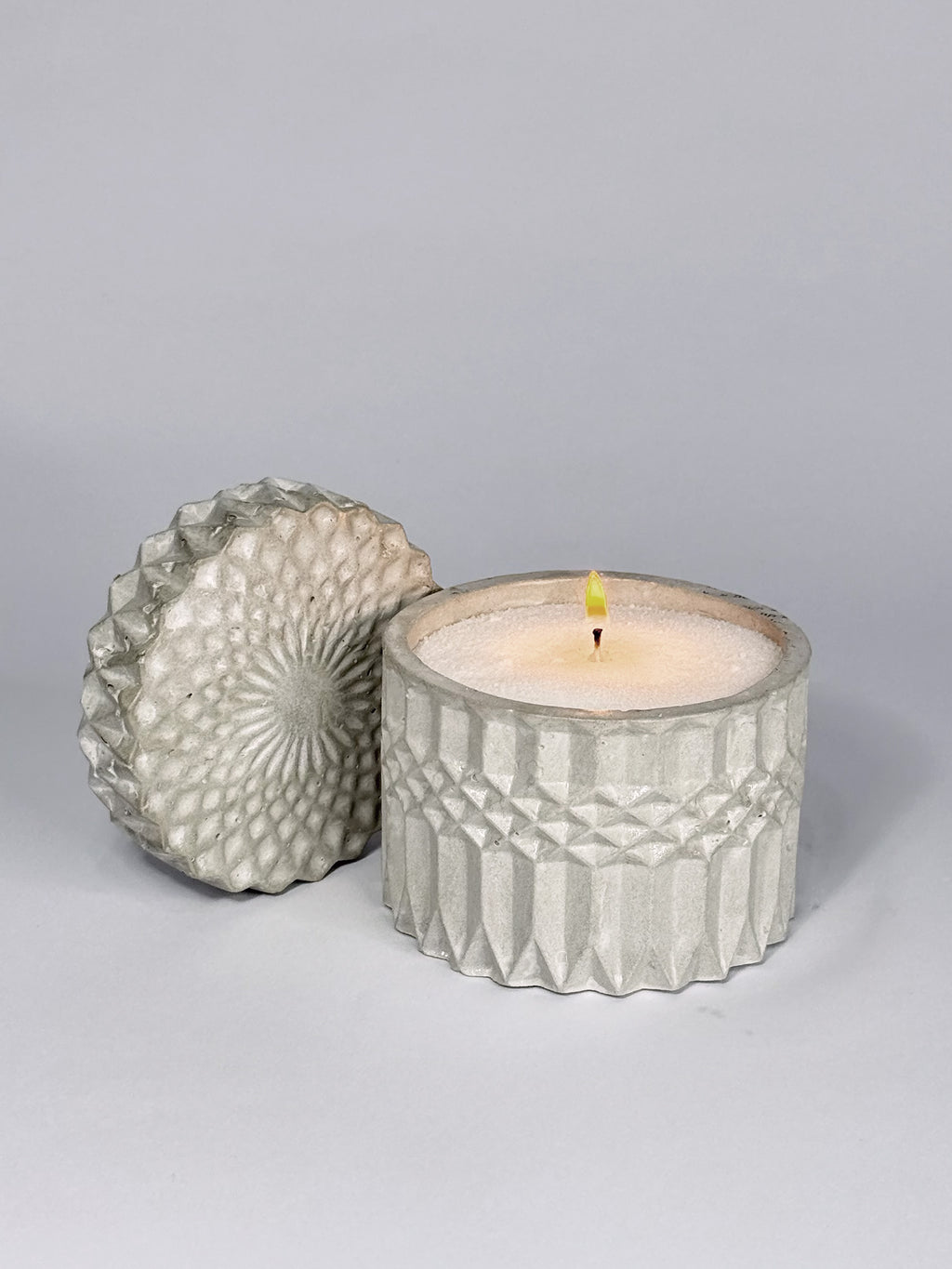 Recipiente mediano redondo con textura geométrica con tapa