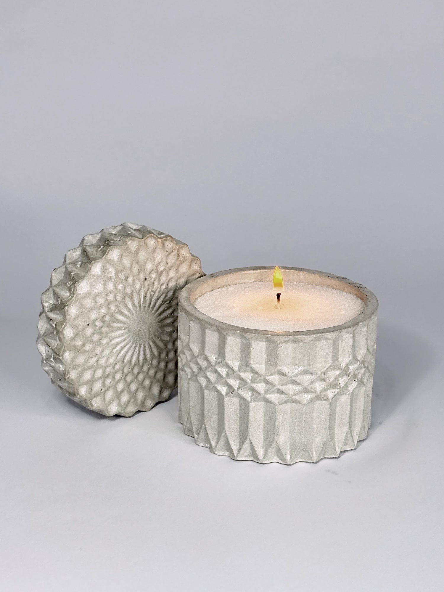 Recipiente mediano redondo con textura geométrica con tapa