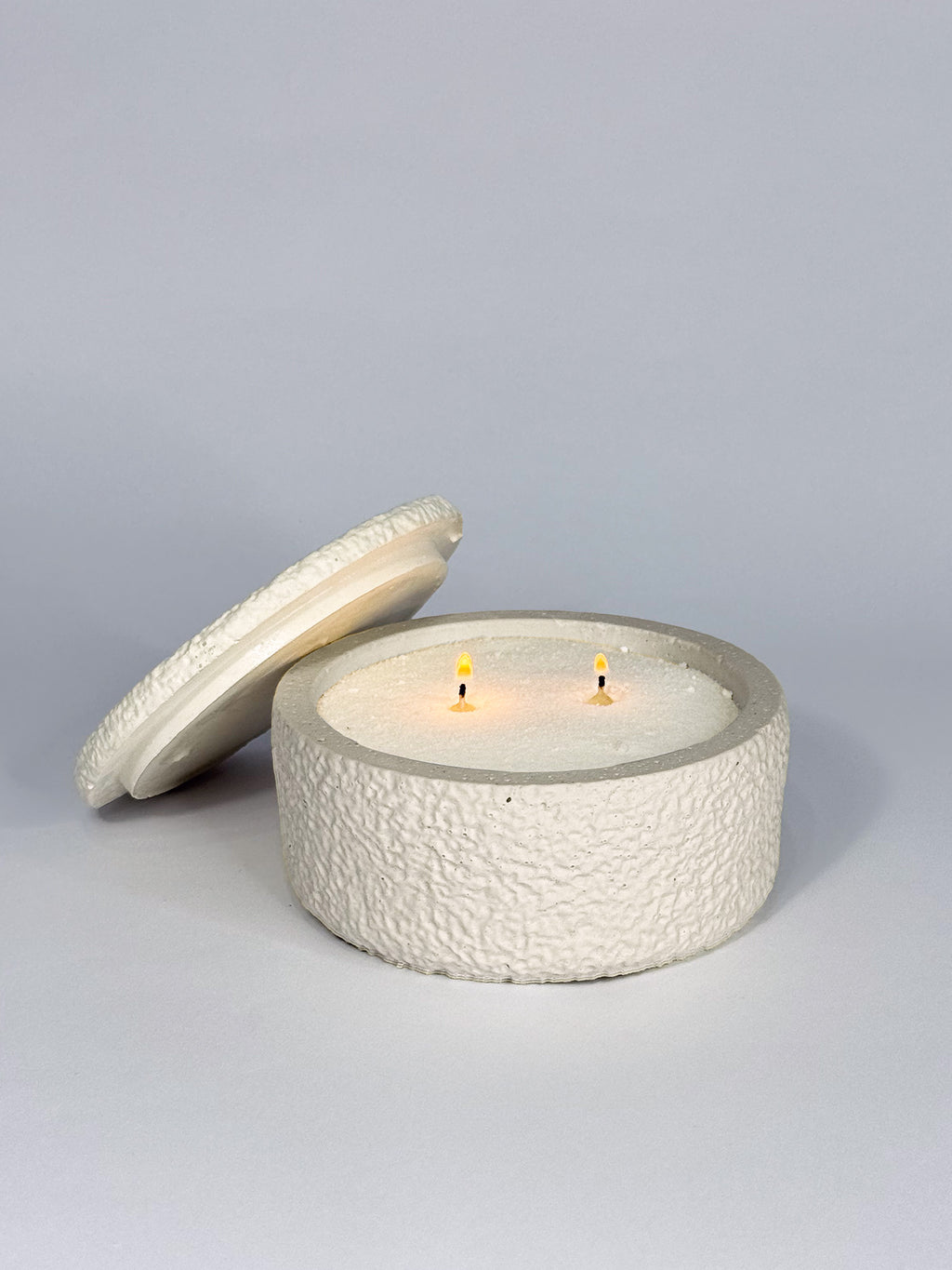 Recipiente mediano redondo con textura y tapa